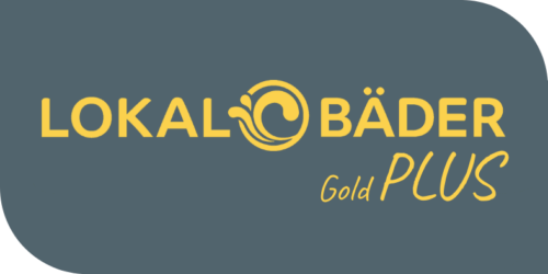 <div><b><span class="font_size_area" style=" color: #159eda;">Unsere Gold Geldwertkarte mit einem Guthaben in Höhe von 100€.</span></b></div><div><br></div><div><span class="font_size_area" style=" color: #52646d;">Profitiere von attraktiven Rabatten in Höhe von 25 % auf alle Einzeleintritte. Die Rabatte sind innerhalb deiner Familie übertragbar.</span></div><div><span class="font_size_area" style=" color: #52646d;"><br></span></div><div><span class="font_size_area" style=" color: #52646d;">- Rabatte an der Kasse
</span></div><div><span class="font_size_area" style=" color: #52646d;">- Rabatte am Kassenautomaten
</span></div><div><span class="font_size_area" style=" color: #52646d;">- Rabatte direkt am Drehkreuz
</span></div><div><span class="font_size_area" style=" color: #52646d;"><br></span></div><div><span style="color: rgb(82, 100, 109);">Nutzbar in allen vier LokalBäder Standorten.</span></div><div><span class="font_size_area" style=" color: #52646d;"><br></span></div><div><span class="font_size_area" style=" color: #52646d;">Gültigkeit des Guthabens: 3 Jahre nach letzter Nutzung.</span></div><div>
</div><div>
</div>